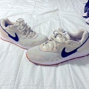 Nike Mens Venture Running, Sz 9. Excellent condition. Worn a couple times.